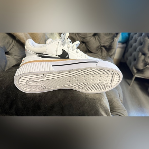 NEW !!!Nike Women's Court Legacy Lift Women
Casual Platform Shoes Sneaker - Picture 8 of 10